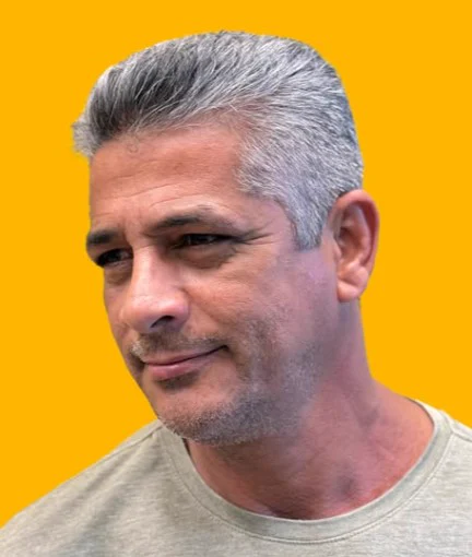 Cliente com cabelo grisalho, corte curto e barba rente na Tesoura Barbearia