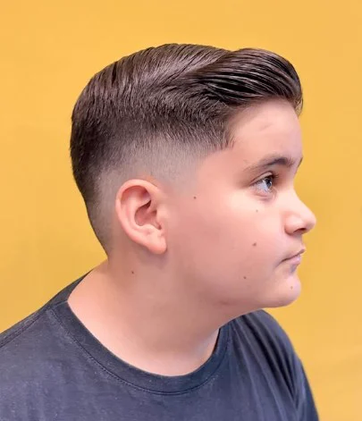 Corte juvenil com degradê alto na Tesoura Barbearia