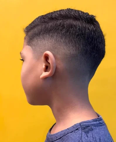 Corte infantil de perfil com degradê na Tesoura Barbearia